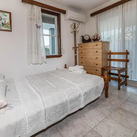 Hara Kiotari * Γεννάδι